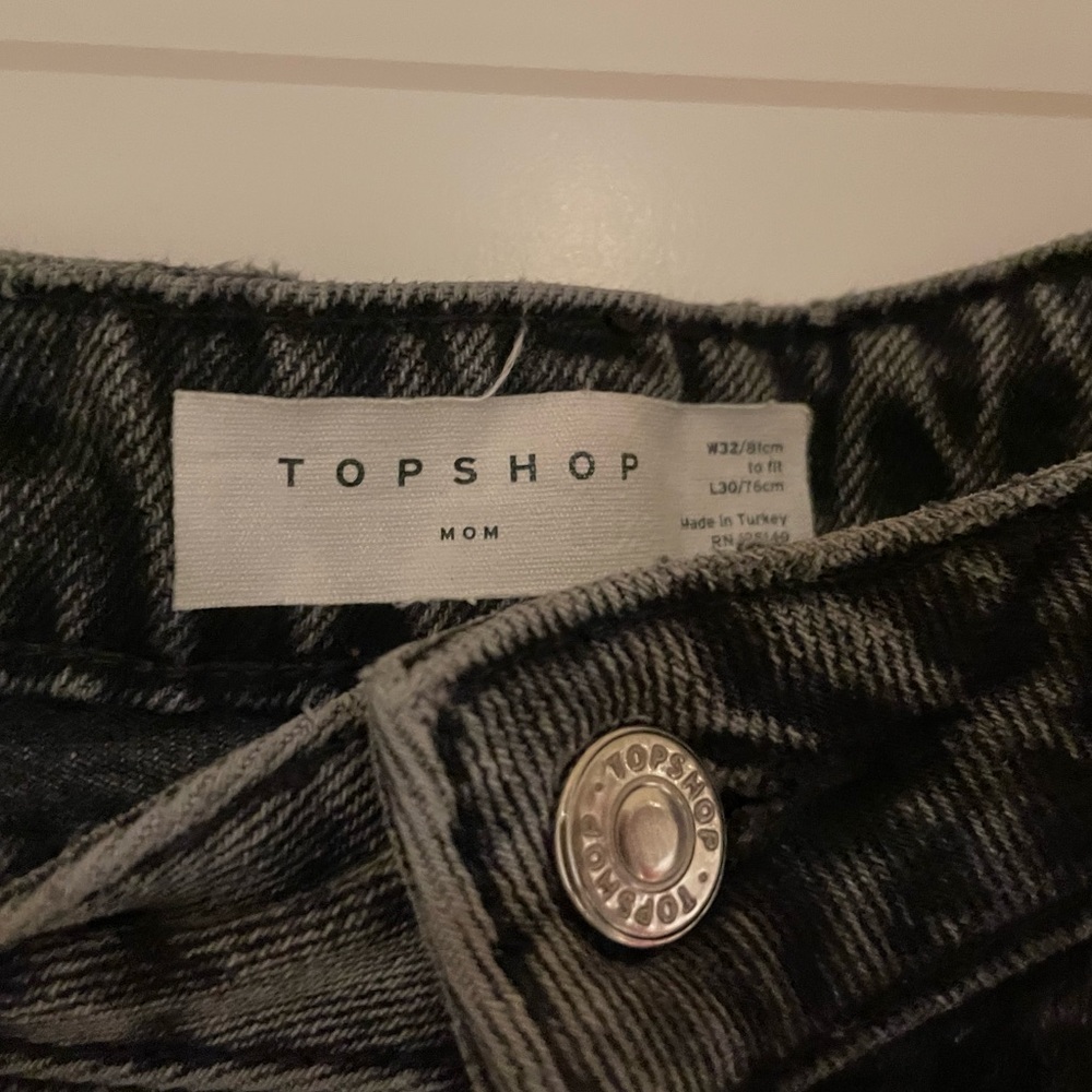 TOPSHOP MOM JEANS! In great condition!!! Size 32W 30L.